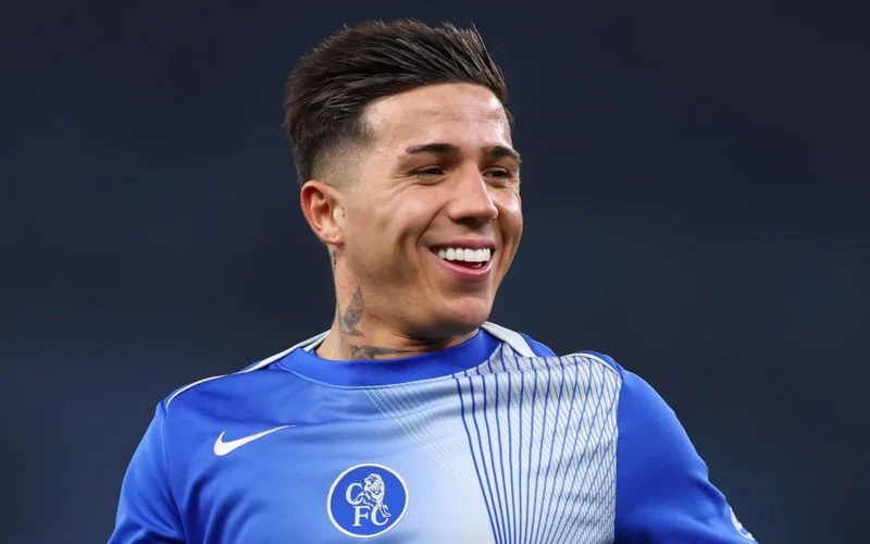 مستقبل إنزو فرنانديز في مهب الريح مع اقترابه من مغادرة تشيلسي نحو باريس